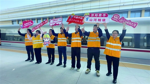 建设者们现场送祝福 本专题摄影记者 赵天羿